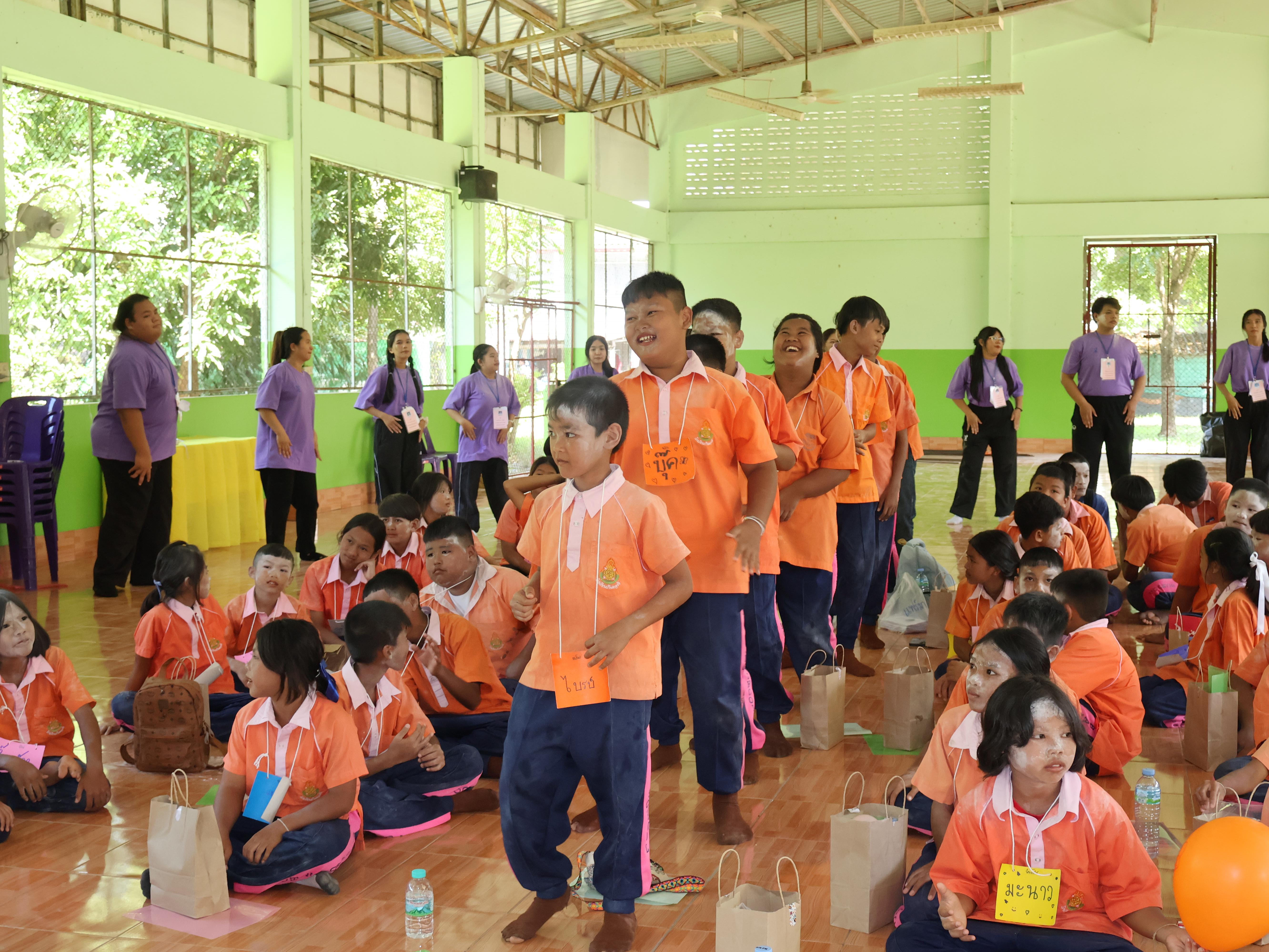 2. วันที่ 20 เดือนกันยายน พ.ศ.2568 อาจารย์และนักศึกษา โปรแกรมวิชาคณิตศาสตร์ คณะครุศาสตร์ มหาวิทยาลัยราชภัฏกำแพงเพชร ได้เข้าร่วม “ โครงการอบรมเชิงปฏิบัติการ ทักษะกระบวนการทางคณิตศาสตร์ ” ณ โรงเรียนบ้านตอรัง อำเภอไทรงาม จังหวัดกำแพงเพชร